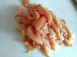1、椒盐鸡胸肉,鸡胸肉切细条