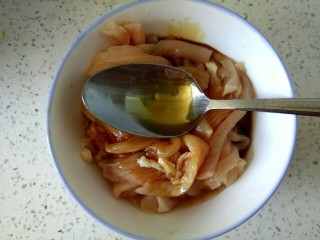 3、椒盐鸡胸肉,加入一勺料酒