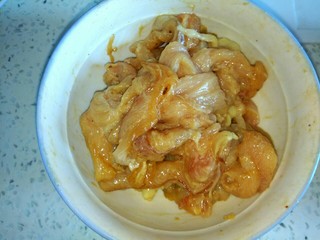 4、椒盐鸡胸肉,加入一勺淀粉，搅拌均匀