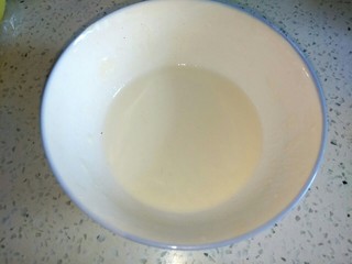 5、椒盐鸡胸肉,取另一只小碗，放入适量面粉和淀粉，比例为1：1，加入适量清水，调成稀稠适当的面糊