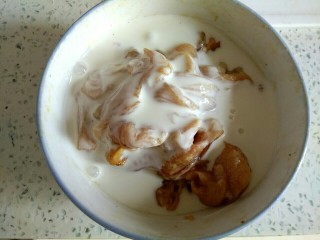 6、椒盐鸡胸肉,把面糊倒入鸡肉碗