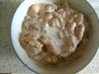 7、椒盐鸡胸肉,搅拌均匀，使面糊均匀的挂到鸡肉上