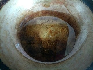 8、椒盐鸡胸肉,锅烧热，倒入适量植物油，烧热