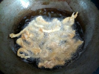 9、椒盐鸡胸肉,一根一根的放入鸡肉，炸至成形，用筷子翻动，炸至变黄，捞出