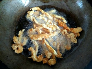 10、椒盐鸡胸肉,油烧热，把水份烧掉，再把鸡肉放入锅中，复炸一分钟