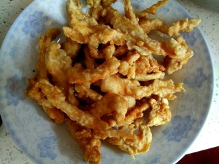 11、椒盐鸡胸肉,捞出控油放入盘中