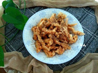 12、椒盐鸡胸肉,在上面撒上椒盐即可