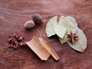 3、香卤鸭翅,准备好调料，香叶、草寇、肉蔻、八角、花椒和桂皮。