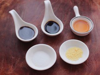 4、香卤鸭翅,再备齐生抽和老抽，料酒和鸡精，还有盐。