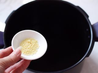 7、香卤鸭翅,放入鸡精调味。