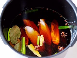 12、香卤鸭翅,锅中放入洗净的鸭翅。