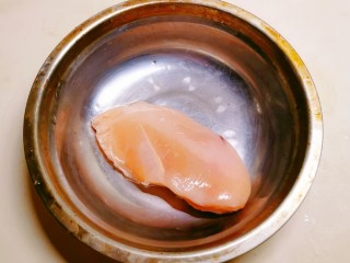 1、孜然鸡胸肉,鸡胸肉解冻中