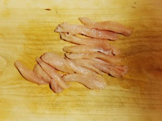 2、孜然鸡胸肉,清洗干净切条状