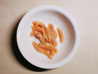 3、孜然鸡胸肉,放入碗里