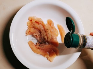 4、孜然鸡胸肉,放入姜粉