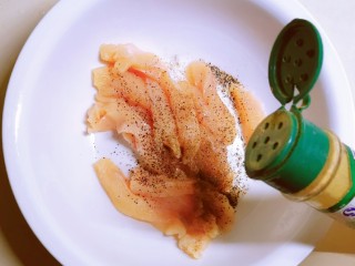 5、孜然鸡胸肉,放入胡椒粉