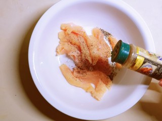 6、孜然鸡胸肉,放入五香粉