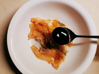 7、孜然鸡胸肉,放入叉烧酱