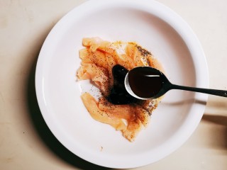 8、孜然鸡胸肉,放入蚝油