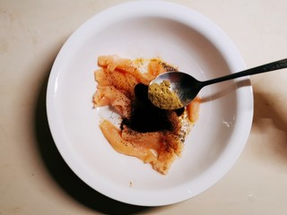 9、孜然鸡胸肉,放入半汤匙孜然粉