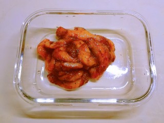 11、孜然鸡胸肉,放入密封盒 冰箱冷藏腌制1个小时