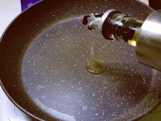 12、孜然鸡胸肉,平底锅 放入食用油加热