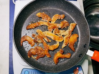 13、孜然鸡胸肉,放入肉条煎制