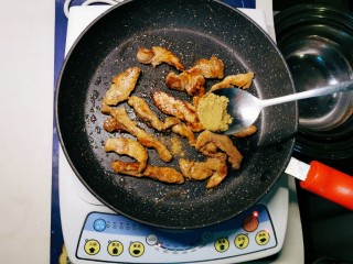 14、孜然鸡胸肉,煎至变色 翻另一面  撒入半汤匙孜然粉