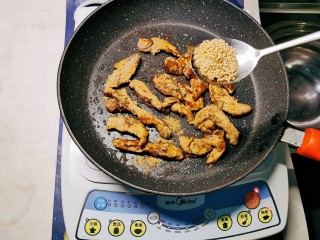 15、孜然鸡胸肉,完全熟透 撒芝麻出锅