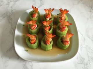 14、丝瓜酿虾,装饰上红辣椒，撒上葱花，即可享用。