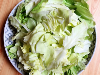 2、糖醋包菜,将包菜手撕成块儿。