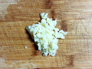 3、糖醋包菜,蒜拍成蒜蓉。