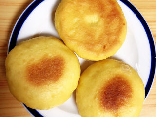 4、糖醋包菜,准备好玉米发面饼。