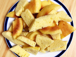 5、糖醋包菜,将饼切成小块儿。