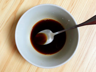 6、糖醋包菜,准备好酱汁，白糖、盐、生抽、米醋，搅拌均匀。