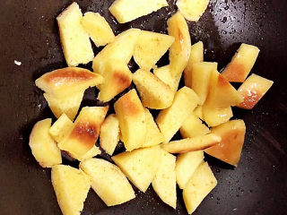 7、糖醋包菜,锅中倒入油，放入饼块儿，炒至焦黄。