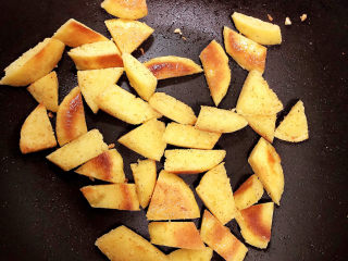 8、糖醋包菜,撒上一些孜然粉、花椒粉，炒匀即可盛出待用。