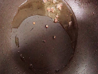 9、糖醋包菜,锅中倒入油，加热至五成热，煸香花椒。