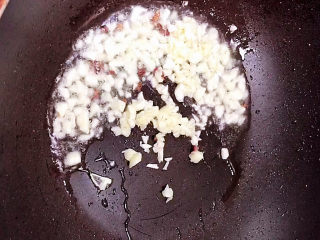 10、糖醋包菜,放入蒜末煸香。