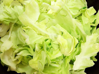 11、糖醋包菜,放入包菜，翻炒均匀。