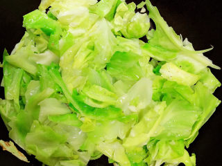 12、糖醋包菜,将包菜炒软。