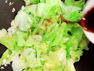 13、糖醋包菜,倒入酱汁，翻炒均匀。