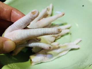 2、无骨鸡爪,剪去鸡爪尖