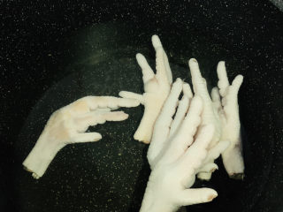 3、无骨鸡爪,冷水下锅