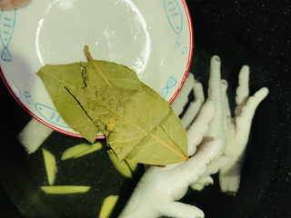 7、无骨鸡爪,加香叶