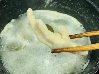 15、无骨鸡爪,捞起鸡爪