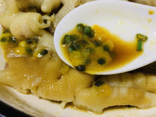 18、无骨鸡爪,放人调好的料汁中，搅拌均匀，腌制半小时