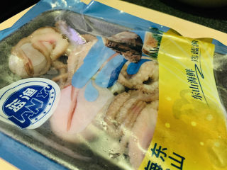 1、爆炒章鱼,冰鲜章鱼购买一份