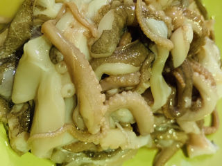 4、爆炒章鱼,切小段