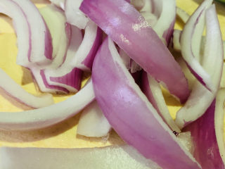 5、爆炒章鱼,洋葱洗净，切片